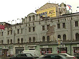 В Москве на Тверской с фасада дома упал кусок штукатурки: погиб человек (ФОТО) В Москве на Тверской с фасада дома упал кусок штукатурки: погиб человек (ФОТО)