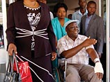 Избитый полицией лидер оппозиции Зимбабве выписался из больницы в инвалидном кресле