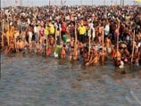 Ритуалом омовения в водах священных водоемов отмечают затмение Солнца около миллиона индийцев
