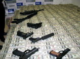 Федеральные агенты также захватили восемь роскошных автомобилей, семь единиц оружия и аппарат по изготовлению наркотических таблеток