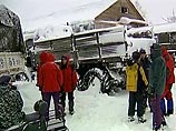 На Камчатке в районе вулкана Горелый в снежных сугробах застряла колонна грузовиков