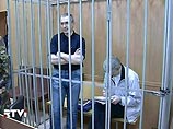 По утверждениям следствия, Ходорковский и Лебедев совместно с другими участниками организованной группы в ноябре 1998 года путем обмана и составления фиктивных документов похитили акции дочерних организаций компании "Восточная нефтяная компания"