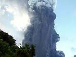 Минувшей ночью вулкан дважды выбрасывал столбы пара и пепла, которые поднялись на высоту в 2,5 км