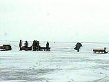 Сегодня утром от берега оторвалась льдина с рыбаками. Ее начало уносить в открытое море. На помощь людям пришли спасатели на катерах и судах на воздушной подушке