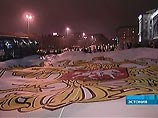 Российские болельщики возложили венки к памятнику Воину-освободителю в Таллине