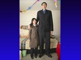 Самый высокий человек в мире женился на китаянке, которая на 60 см ниже и в два раза моложе