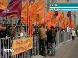 Митинг на Майдане решением суда запрещен, но оппозиция призывает людей не обращать на это внимание. В 18:00 мск здесь начнется концерт, а еще через два часа к митингующим обратятся лидеры оппозиции, требующие роспуска парламента