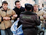В Москве на акции против призывной армии активисты "Молодой России" кидались окорочками