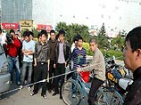 Китаец, вставив трос в нос, протащил грузовик весом в полторы тонны Китаец, вставив трос в нос, протащил грузовик весом в полторы тонны