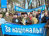 В настоящее время на площади находится более тысячи человек. Организованные колонны постепенно подходят со стороны Европейской площади В настоящее время на площади находится более тысячи человек. Организованные колонны постепенно подходят со стороны Европейской площади