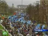 Представители "Партии регионов", Соцпартии и Компартии продолжают митинговать в центре Киева на Майдане. С каждым днем митингующих становится все больше
