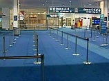 Из-за проникновения неизвестного нарушителя в охраняемую зону аэропорта JFK в Нью-Йорке службы безопасности приняли решение об эвакуации пассажиров и обслуживающего персонала из второго и третьего терминалов