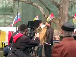 Сразу после начала пикетирования, группа активистов Братства &#8211; гагаузов по национальности &#8211; прорвалась к выступающему лидеру "Союза" Валерию Каурову, и вылила на голову последнему около 10 литров фекалий