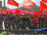 Выступления премьера на Майдане ожидали, по раным данным, от пяти до двадцати тысяч сторонников коалиции. Они держали флаги Украины, Крыма, Партии регионов, Коммунистической и Социалистической партий, молодежного союза Партии регионов