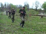 В 15:00 субботы у населенного пункта Бас-Гордали Ножай-Юртовского района в ходе проведения оперативно- разыскных мероприятий в лесном массиве была обнаружена группа в составе около десяти боевиков, оказавших вооруженное сопротивление
