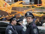 Символ "оранжевого" Майдана "Бабка Параска" колесит по Киеву в черном джипе, агитируя против Рады Символ "оранжевого" Майдана "Бабка Параска" колесит по Киеву в черном джипе, агитируя против Рады