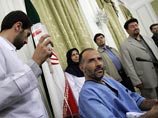 Шарафи, сидевший в кресле-коляске, сообщил о том, что после похищения его держали в камере неподалеку от багдадского аэропорта, где он подвергался психологическому и физическому насилию