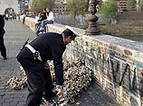 В Риме на знаменитом мосту Мильвио в пятницу рухнул фонарный столб, на который молодые пары вешали цепочки с замками и, поклявшись друг другу в вечной любви, бросали ключики от них в Тибр В Риме на знаменитом мосту Мильвио в пятницу рухнул фонарный столб, на который молодые пары вешали цепочки с замками и, поклявшись друг другу в вечной любви, бросали ключики от них в Тибр