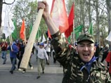 Оппозиционеры намерены пойти к зданию государственного ТВ в Бишкеке Оппозиционеры намерены пойти к зданию государственного ТВ в Бишкеке
