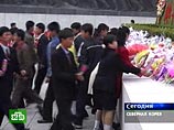 Традиционно празднование Дня Солнца начинается с возложения специально выращенных к этой дате живых цветов к статуе Ким Ир Сена в центре Пхеньяна и посещения его усыпальницы в бывшем президентском дворце Кымсусан