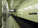 Движение поездов на Сокольнической линии столичного метро в воскресенье около 21:00 было прервано на 20 минут из-за того, что один из пассажиров спрыгнул на рельсы во время движения