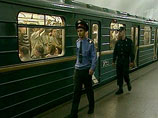 В московском метро пассажир спрыгнул на рельсы во время движения поезда 