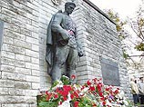 В Эстонии правительственная комиссия определит во вторник конкретные сроки перезахоронения останков советских солдат, похороненных в Братской могиле в Таллине и переноса установленного в их честь памятника. 