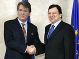 В свою очередь, председатель Еврокомиссии Жозе Мануэль Баррозу заявил, что на Украине "налицо серьезный политический кризис" и призвал все стороны искать компромисс "демократическими методами в конституционном поле"