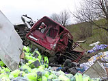 На Украине грузовик расплющил микроавтобус: 12 погибших (ФОТО)