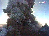 На Камчатке извергается вулкан Чикурачки: столб пепла высотой в 2 км, шлейф тянется на 250 км