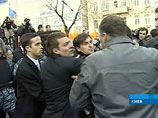 Вход со стороны ул. Горького разблокировали около 40 сотрудников спецподразделения МВД "Беркут"