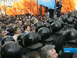 КС Украины начал заседание с опозданием после того, как бойцы "Беркута" разблокировали вход в здание