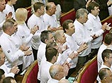 150 депутатов фракций Блока Юлии Тимошенко и "Наша Украина" на заседаниях фракций в среду подписали заявления о сложении с себя депутатских полномочий, однако юридическая процедура прекращения полномочий депутатов не начата