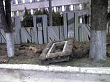 В подмосковных Химках разрушен монумент Воинам Великой Отечественной войны. Неподалеку от режимного объекта НПО имени Лавочкина вскрыты могилы шести летчиков - Героев Советского Союза, сбитых во время войны в этом месте В подмосковных Химках разрушен монумент Воинам Великой Отечественной войны. Неподалеку от режимного объекта НПО имени Лавочкина вскрыты могилы шести летчиков - Героев Советского Союза, сбитых во время войны в этом месте