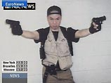 На первой фотографии молодой человек запечатлен с двумя пистолетами, в разгрузочном жилете и черных перчатках без пальцев