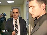 Каспаров пришел на допрос в московское управление ФСБ с двумя адвокатами Каспаров пришел на допрос в московское управление ФСБ с двумя адвокатами