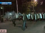 Между тем оппозиционное движение "За реформы" заявило, что приостанавливает митинг в центре Бишкека. "В связи с неадекватной жестокостью действий правоохранительных органов принято решение приостановить митинг оппозиции в центре Бишкека" Между тем оппозиционное движение "За реформы" заявило, что приостанавливает митинг в центре Бишкека. "В связи с неадекватной жестокостью действий правоохранительных органов принято решение приостановить митинг оппозиции в центре Бишкека"