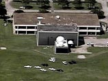 Как сообщалось ранее, в 14:44 по местному времени (23:44 мск пятницы) вооруженный мужчина появился в корпусе номер 44 Космического центра имени Джонсона. Как сообщили звонившие в полицию сотрудники NASA, они слышали от пяти до девяти выстрелов