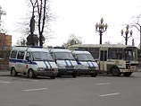 Как отмечает корреспондент "Эха Москвы", на Пушкинской площади находятся бронированные милицейские машины, автобусы с ОМОНом и людьми в штатском