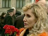 Около двух тысяч москвичей во главе с депутатами и членами КПРФ в воскресенье пришли возложить венки и цветы к мавзолею Владимира Ленина на Красной площади в день 137-й годовщины со его дня рождения