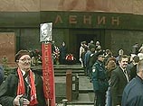Почтить память Ленина к мавзолею пришли около двух тысяч человек Почтить память Ленина к мавзолею пришли около двух тысяч человек