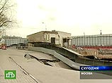 Причиной обвала грунта в центре Москвы - в Колокольниковом переулке - стало обрушение подземной части стены в строящемся здании Причиной обвала грунта в центре Москвы - в Колокольниковом переулке - стало обрушение подземной части стены в строящемся здании