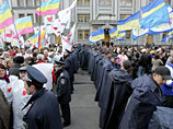 КС Украины продолжает рассматривать указ Ющенко в окружении 10 тысяч митингующих