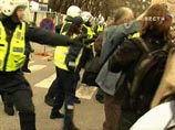 Вечером в четверг у сквера, где расположено захоронение, произошли столкновения протестующих с полицией, в ходе которых полиция дважды применила слезоточивый газ и дубинк Вечером в четверг у сквера, где расположено захоронение, произошли столкновения протестующих с полицией, в ходе которых полиция дважды применила слезоточивый газ и дубинк
