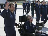 Модифицированный Boeing-727 поднялся на высоту около 10 км, а затем резко снизился до 7 км, позволив Хокингу и другим пассажирам испытать состояние невесомость в течение 25 секунд Модифицированный Boeing-727 поднялся на высоту около 10 км, а затем резко снизился до 7 км, позволив Хокингу и другим пассажирам испытать состояние невесомость в течение 25 секунд