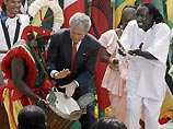 Джордж Буш отметил День борьбы с малярией танцем на лужайке возле Белого дома (ФОТО)