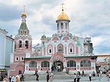 Казанский собор, выкрашенный в ярко-розовый цвет, который Сталин заменил общественным туалетом Казанский собор, выкрашенный в ярко-розовый цвет, который Сталин заменил общественным туалетом