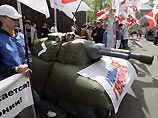 Молодежные группировки продолжают пикетировать посольство Эстонии Молодежные группировки продолжают пикетировать посольство Эстонии