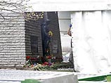 Работы по установке памятника начались в Таллине в 8:00 утра по местному времени. Как сообщили "Интерфаксу" в пресс-службе министерства обороны, в течение дня будет установлена бронзовая скульптура, затем будут установлены другие детали памятника