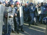 Против участников акции у посольства Эстонии в Киеве применили слезоточивый газ 